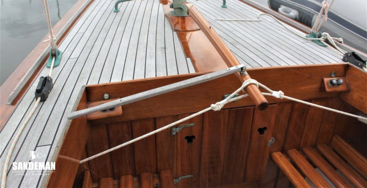 Cockpit v aft