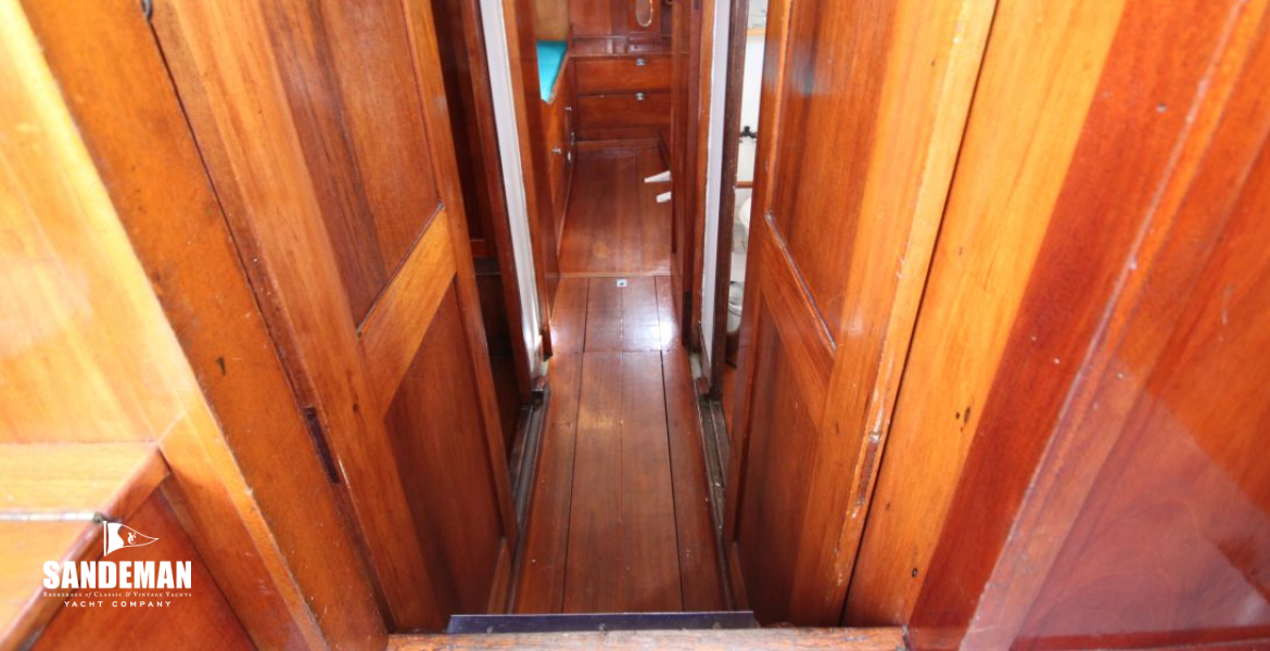 Passage to aft accommodation
