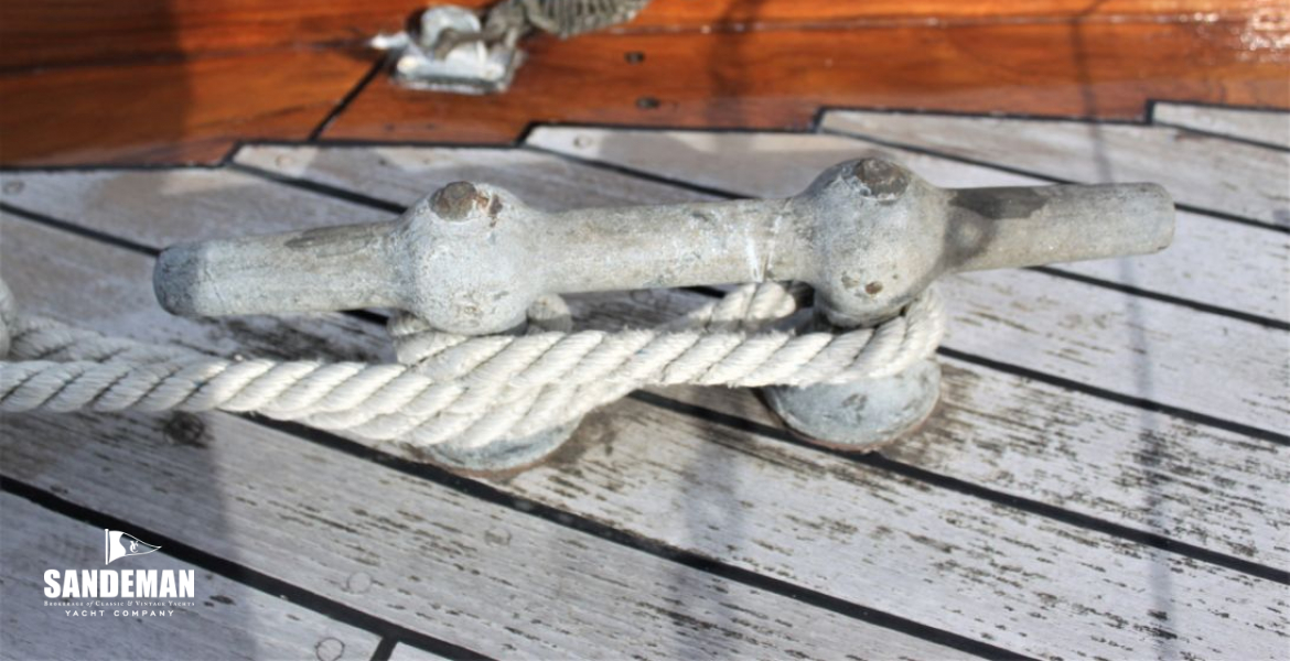 Fwd mooring cleat