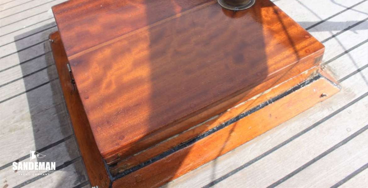 Steering flat hatch
