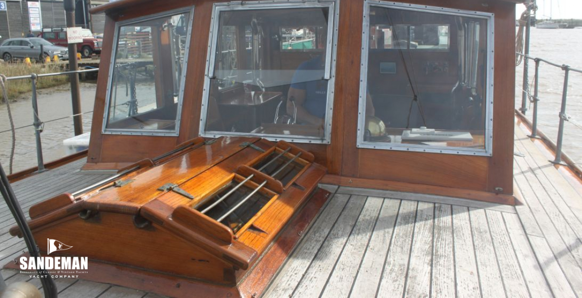 Saloon skylight and windscreen