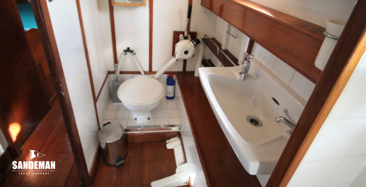 WC/ shower Compartment view fwd
