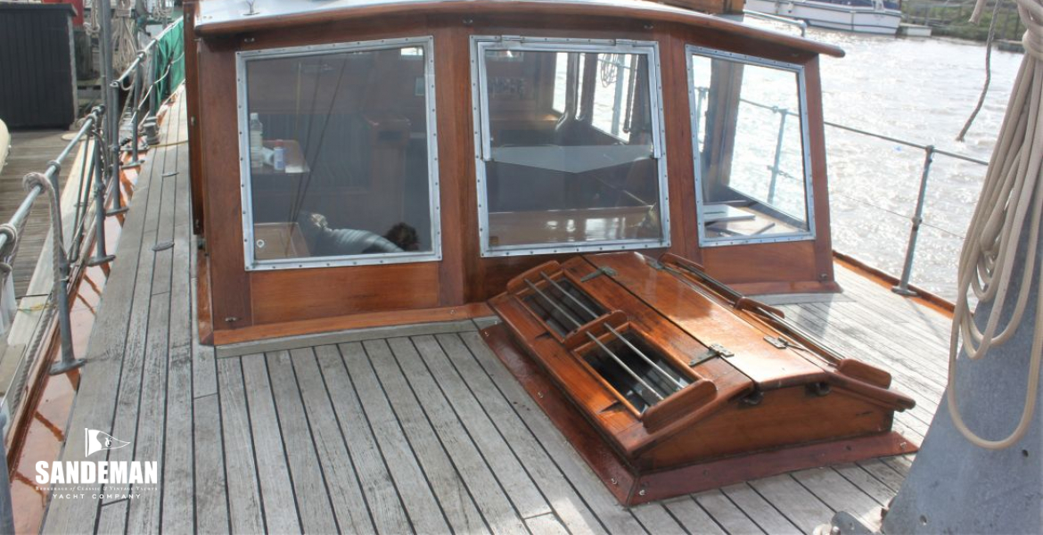 Saloon skylight and windscreen