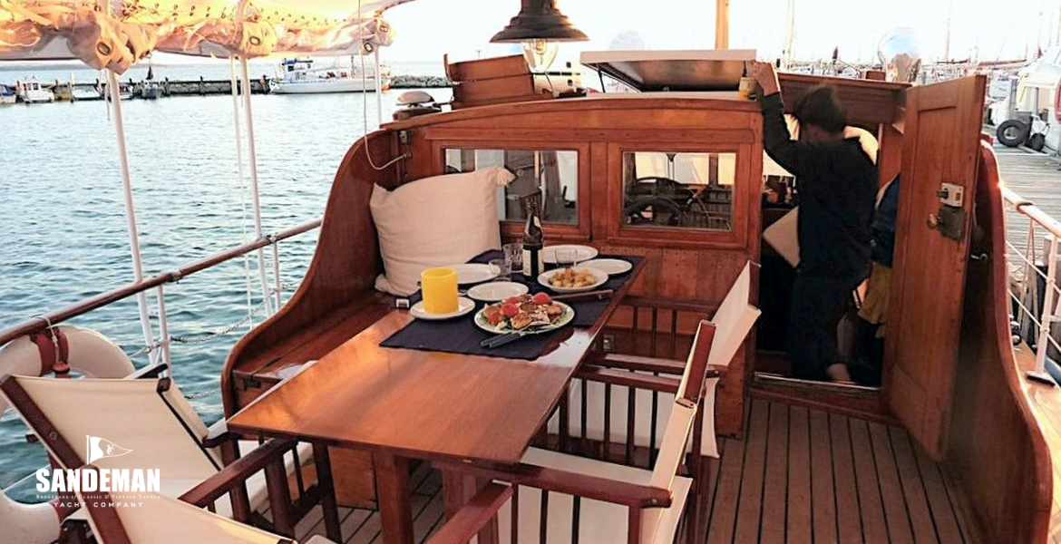 Dining & companionway
