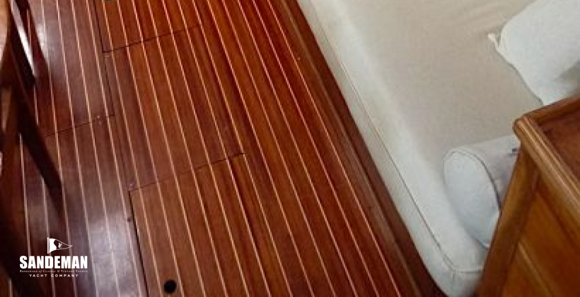 Saloon to starboard