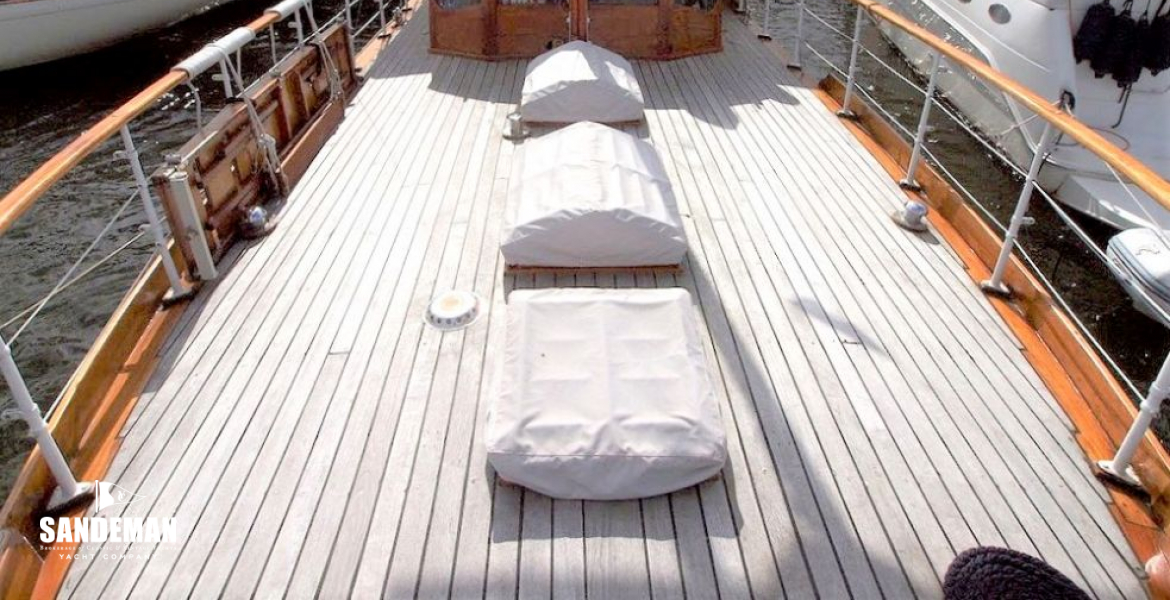 Fwd deck view aft