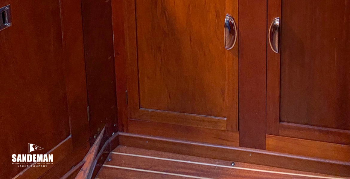 Galley to starboard