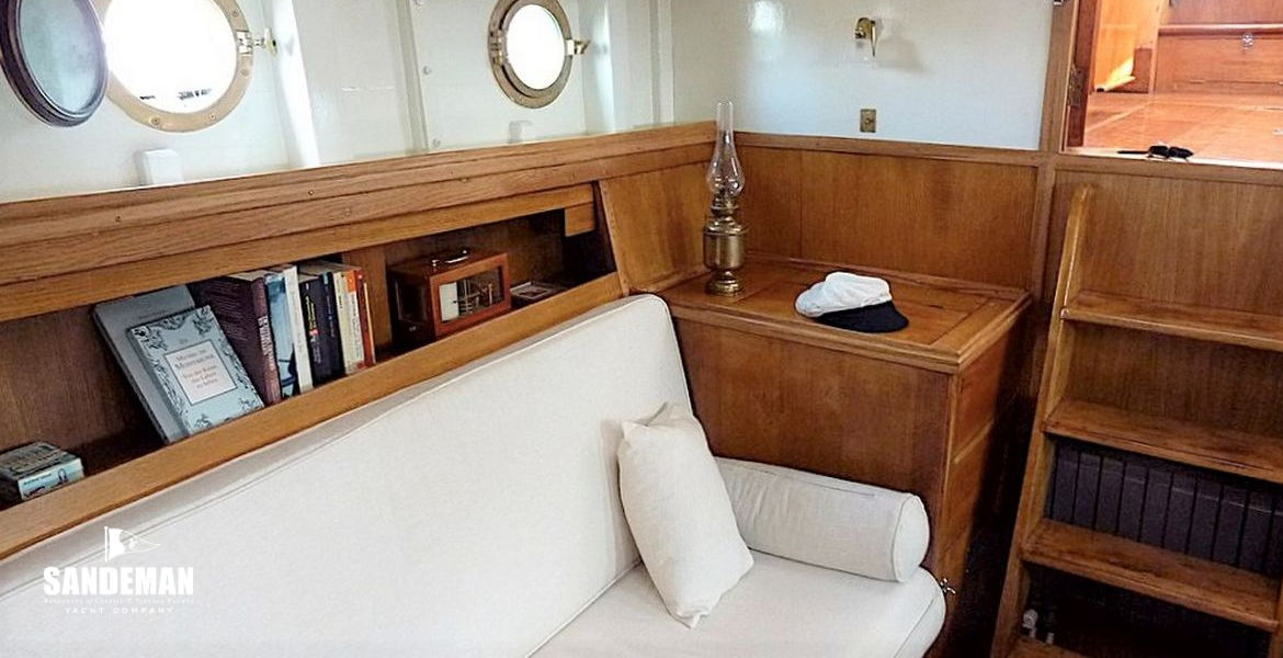  Saloon view aft to stbd and exit to deckhouse