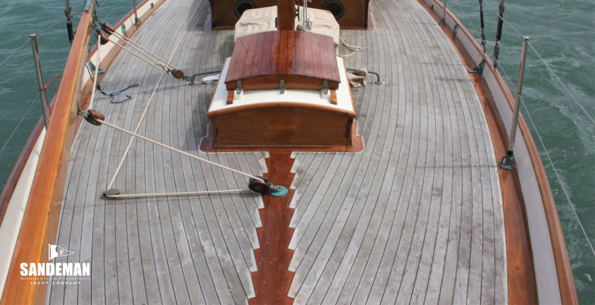 Foredeck view aft