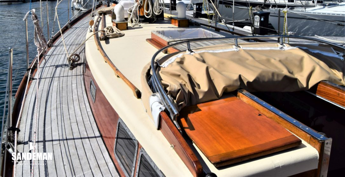 View fwd over trunk cabin