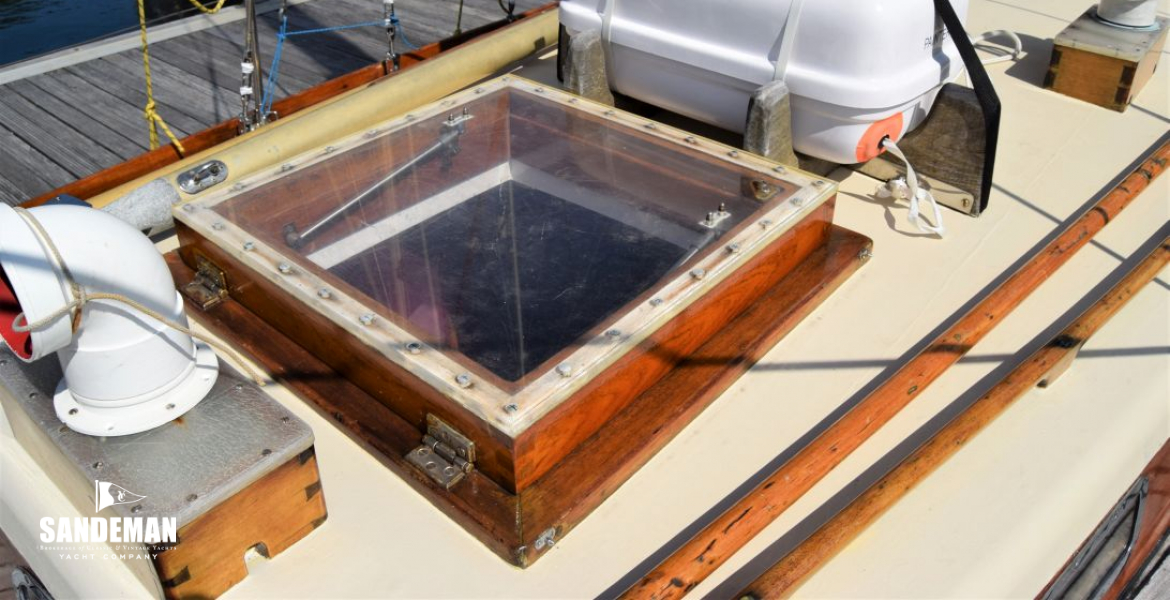Forehatch and liferaft stowage