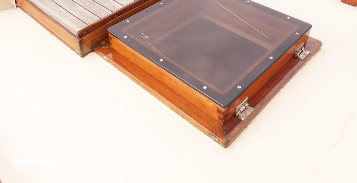 Saloon skylight hatch view aft - NEW SMOKED PERSPEX TOP