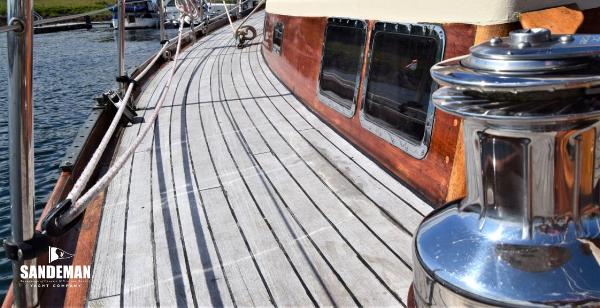 Sheet winch and port sidedeck