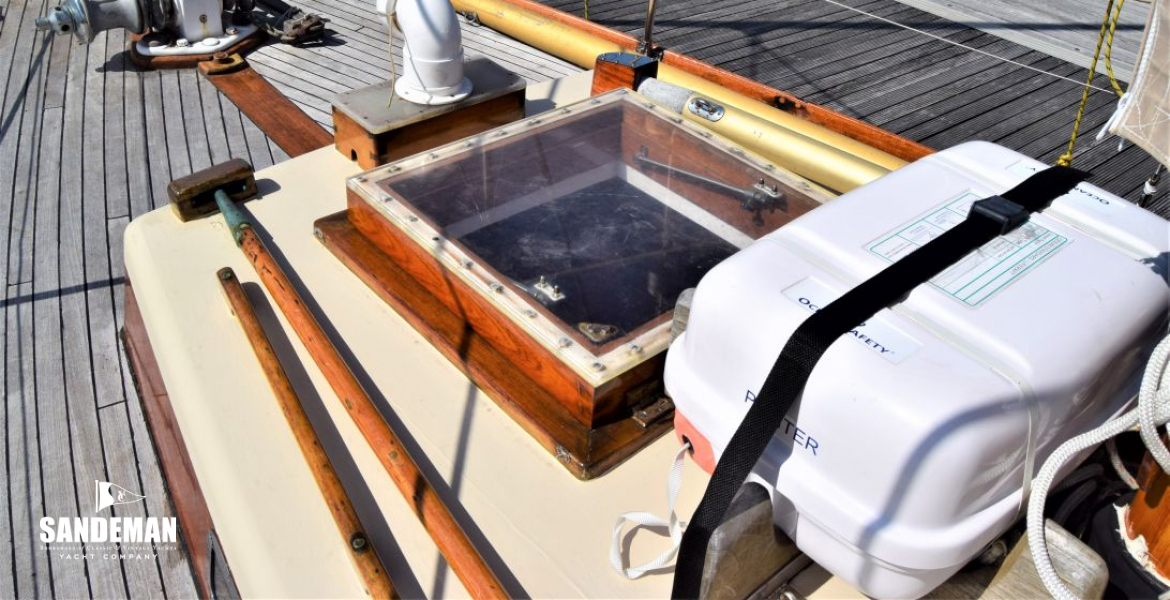 Trunk cabin fwd of mast