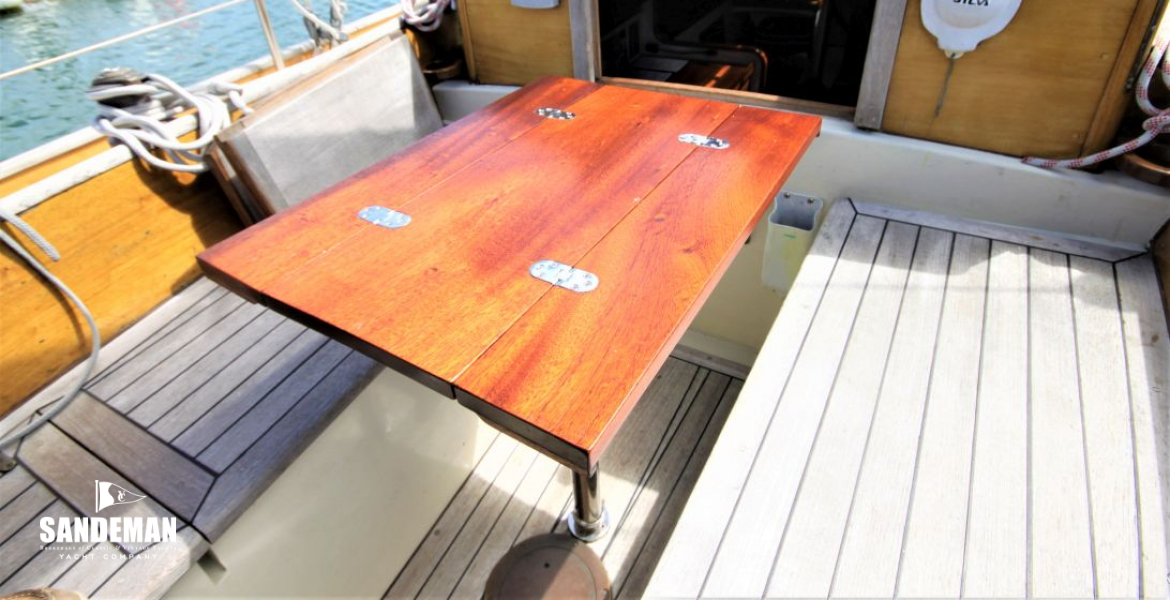 Foldaway cockpit table