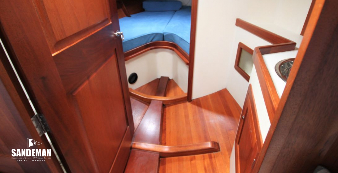 Passage fwd to wc and fore cabin
