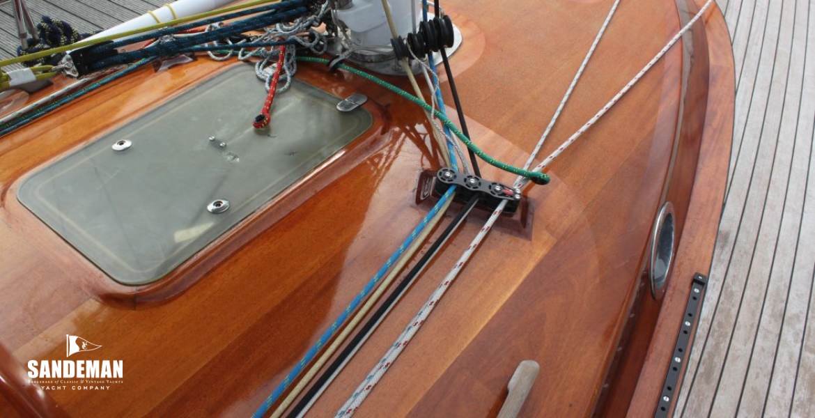 Trunk cabin mast base