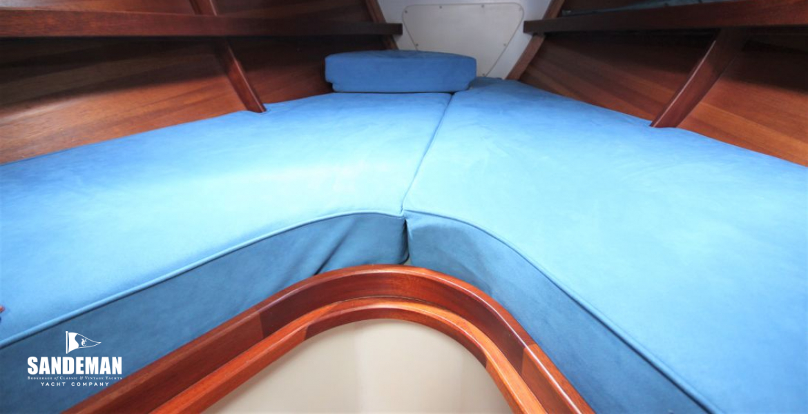 Fore cabin with berth insert