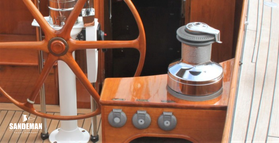 Companionway offset to stbd