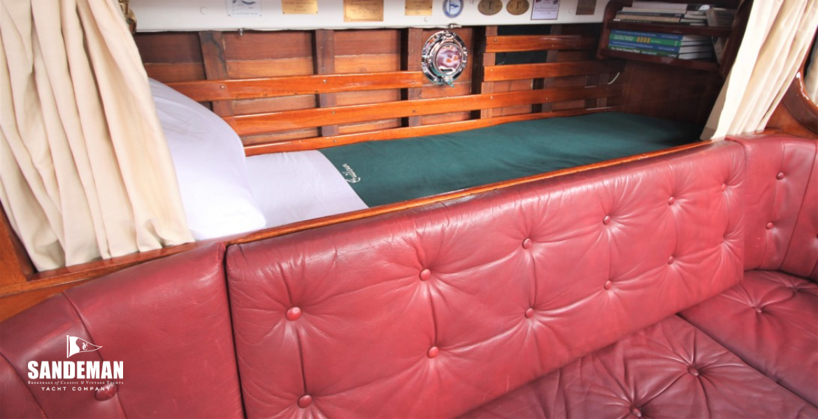Port saloon pilot berth