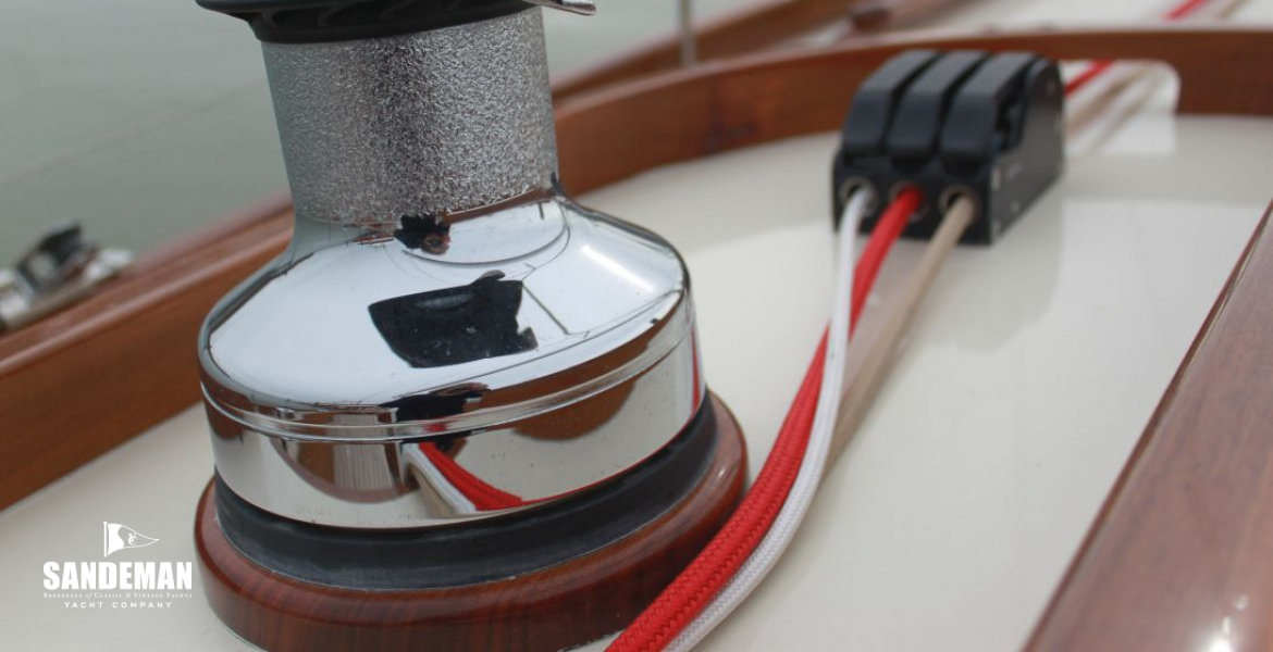 Electric halyard winch