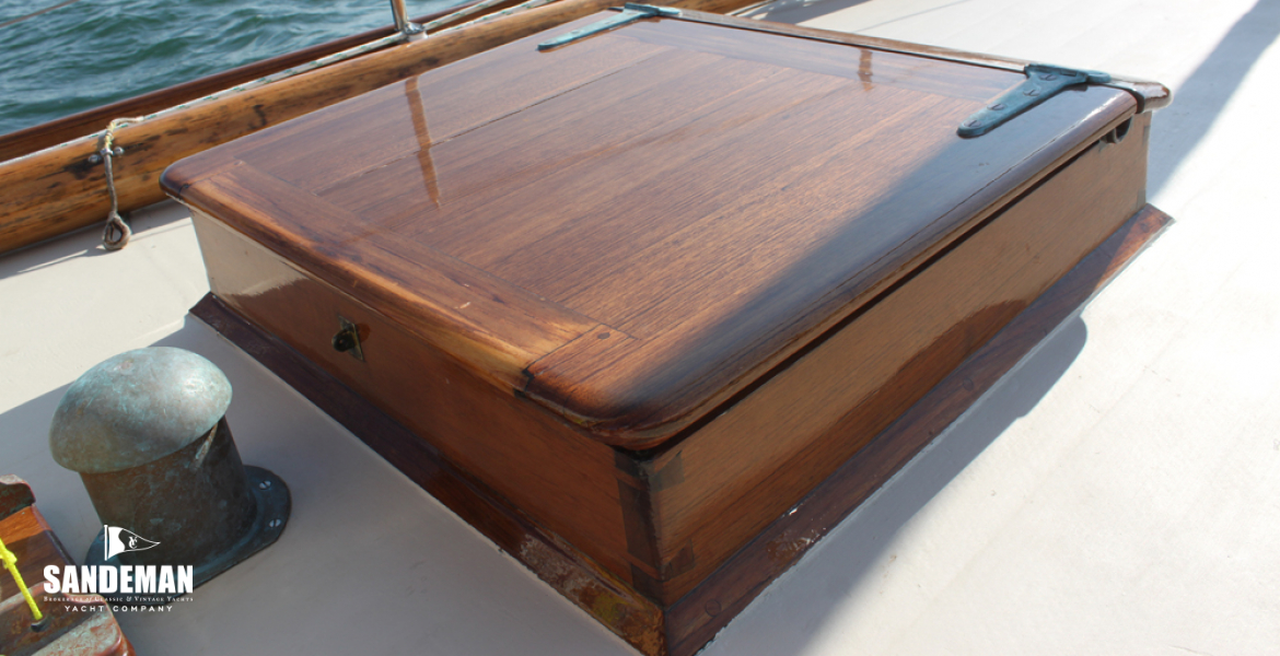Fore hatch