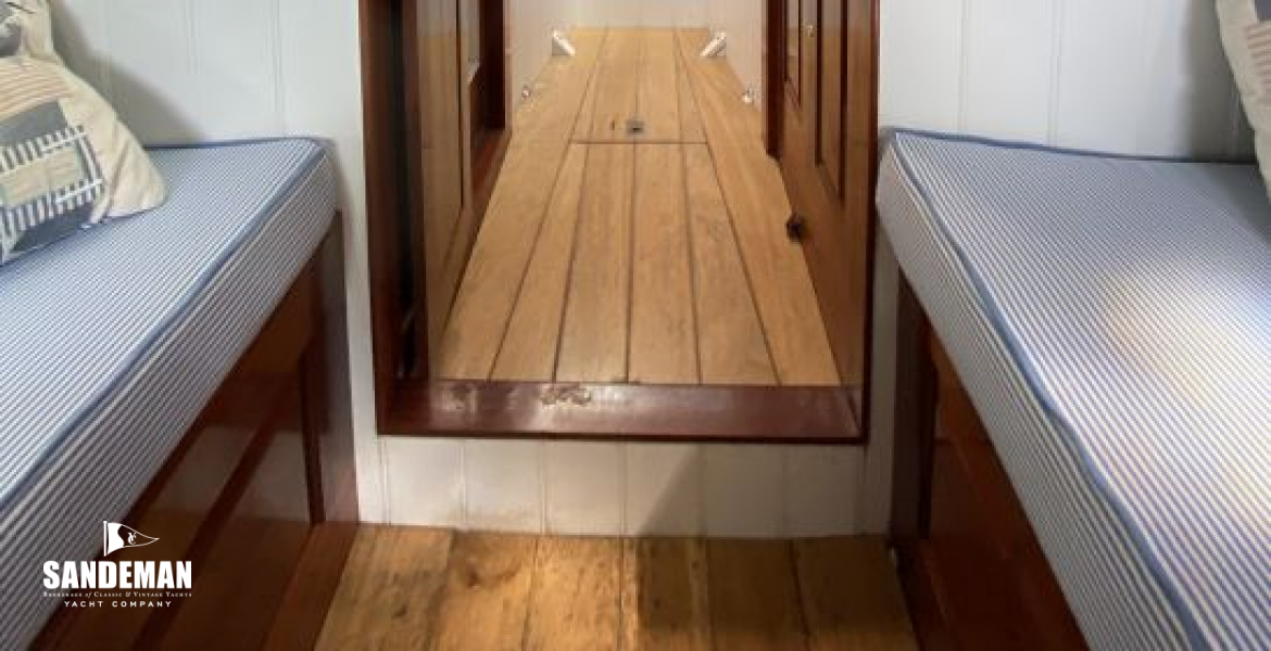 View vwd to passage head and forecabin