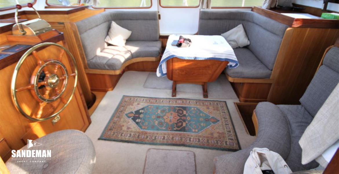 Deck saloon view to stbd & aft companionway