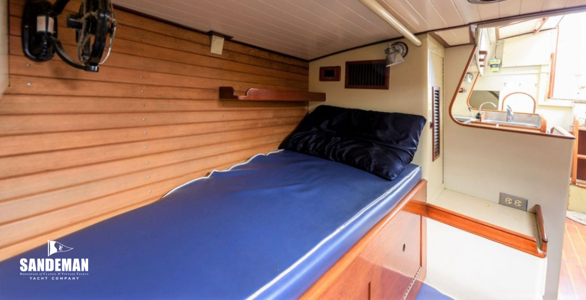 Saloon stbd pilot berth view aft