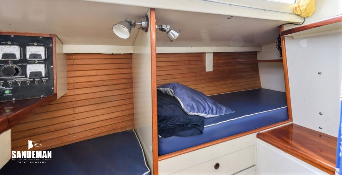 Nav station/ screened cabin to port