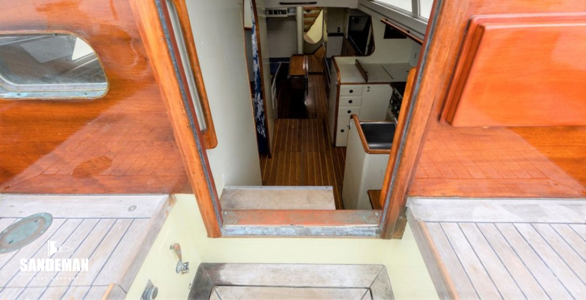 Companionway view fwd to accommdation