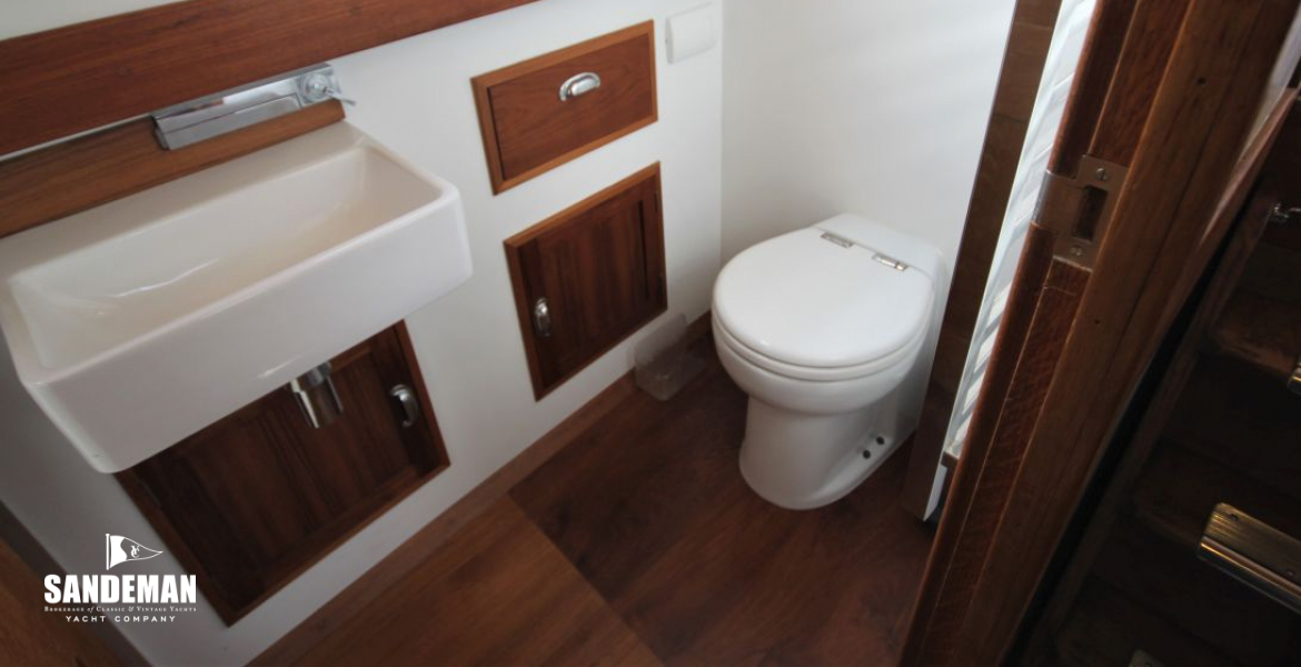 WC & shower compartment to stbd