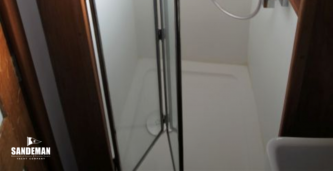 WC & shower compartment view aft to shower