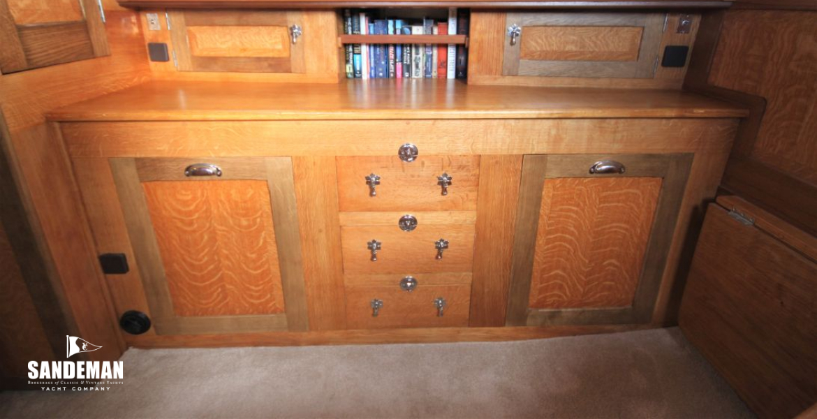 Master cabin dresser to stbd