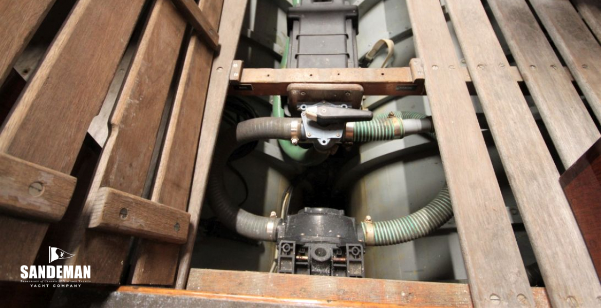 Pump and El pump battery under cockpit sole