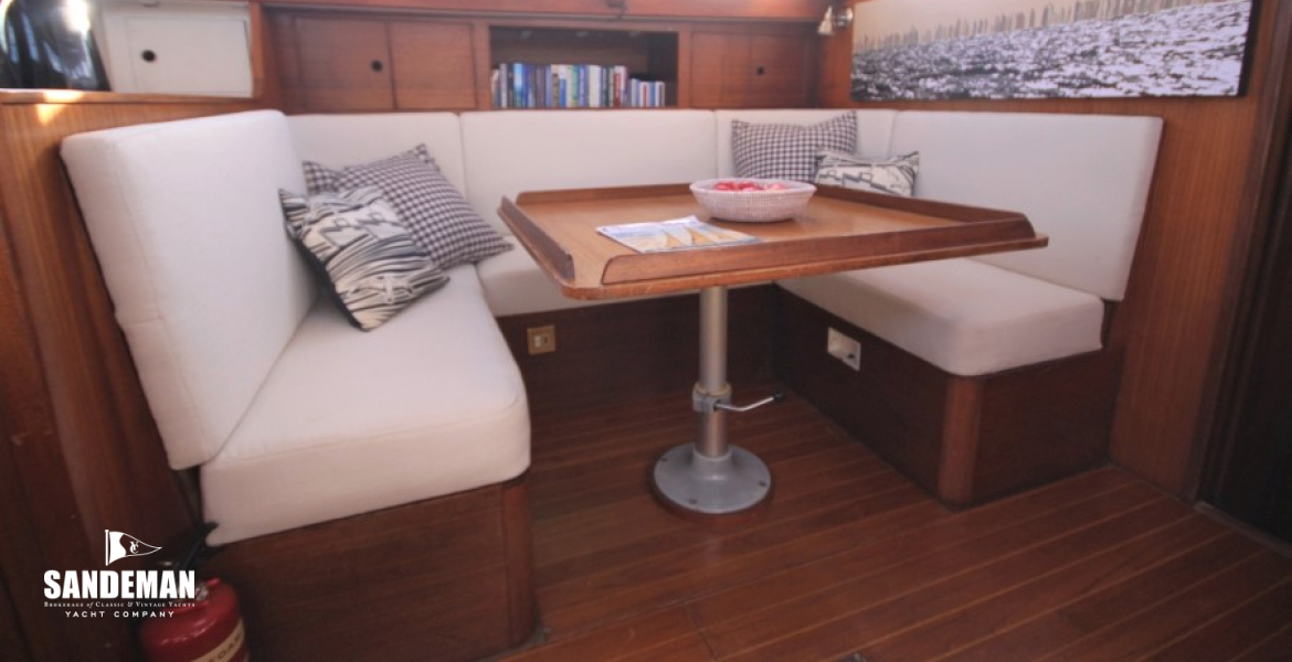 Dining area to port