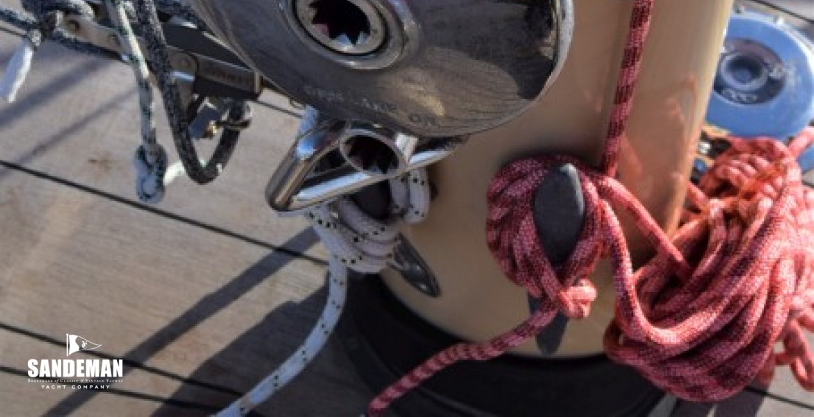 Captive main halyard winch