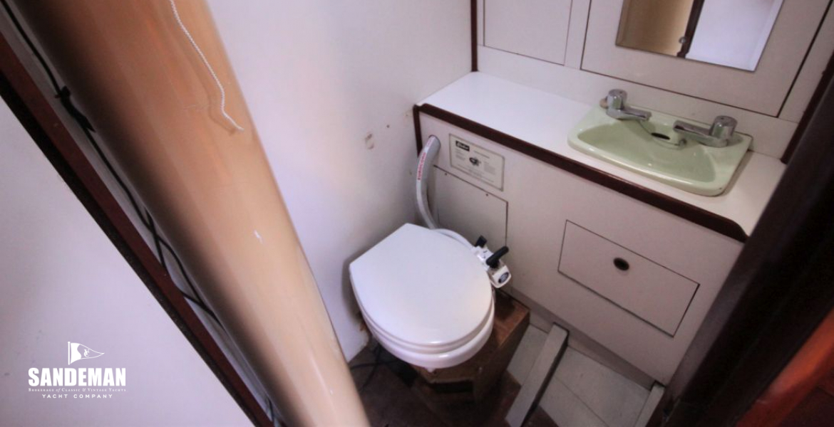Fwd cabin en-suite head