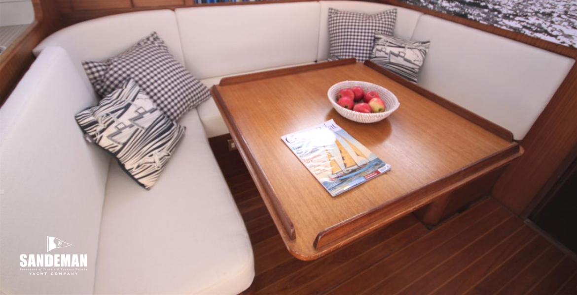 Dining area to port