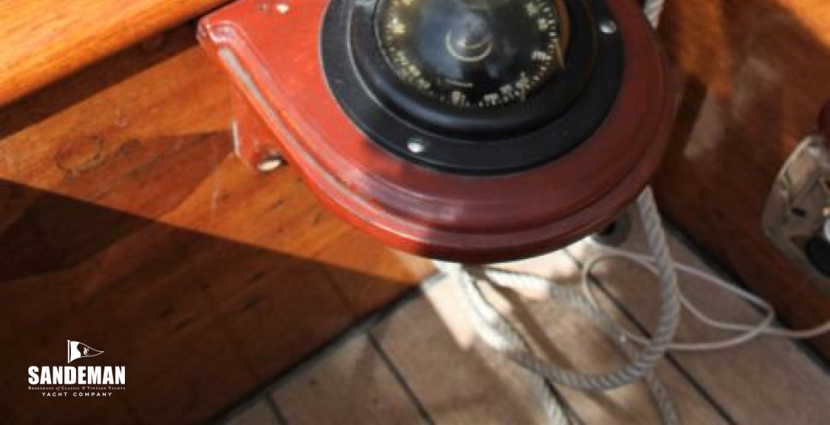 Compass and tiller head