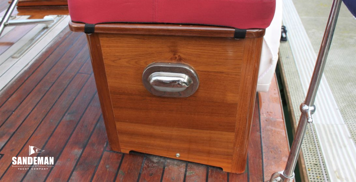 Fwd deck stowage box/ seat