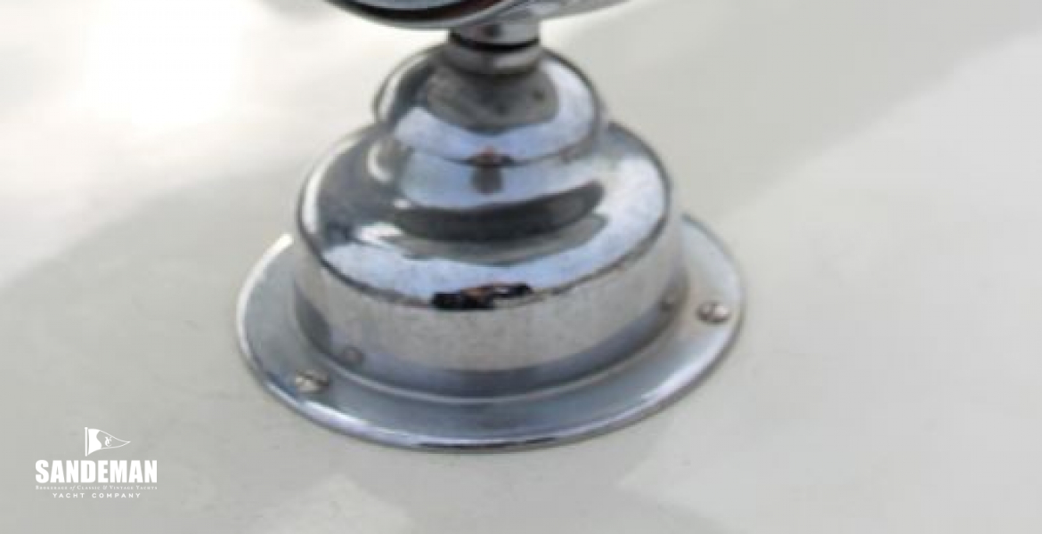 Wheelhouse roof searchlight