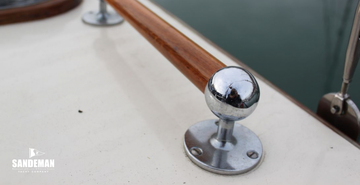 Wheelhouse roof grab rail