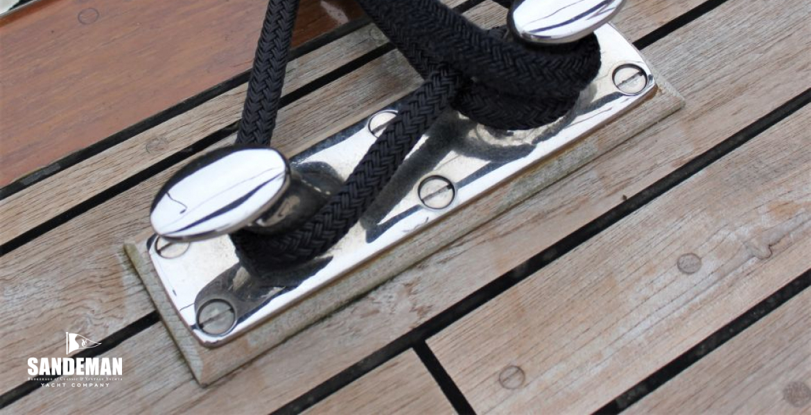 Bollard cleat and fairlead