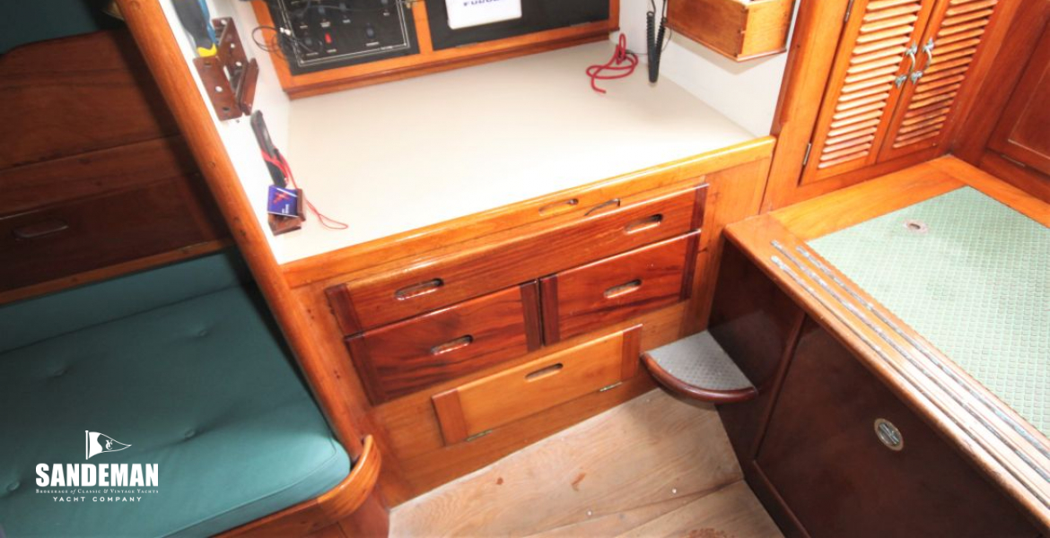 Chart table to stbd