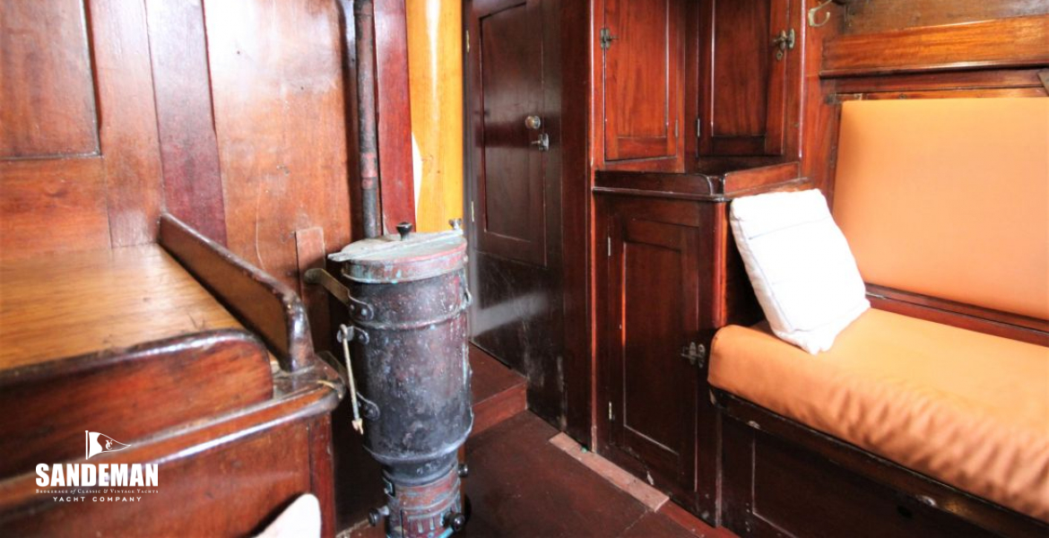 Saloon view fwd to lobby
