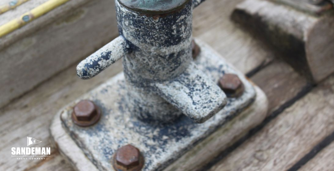 Aft mooring bollard