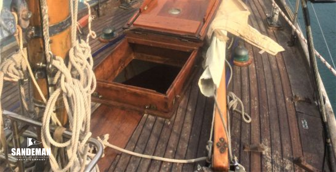 Mast and foredeck details at anchor