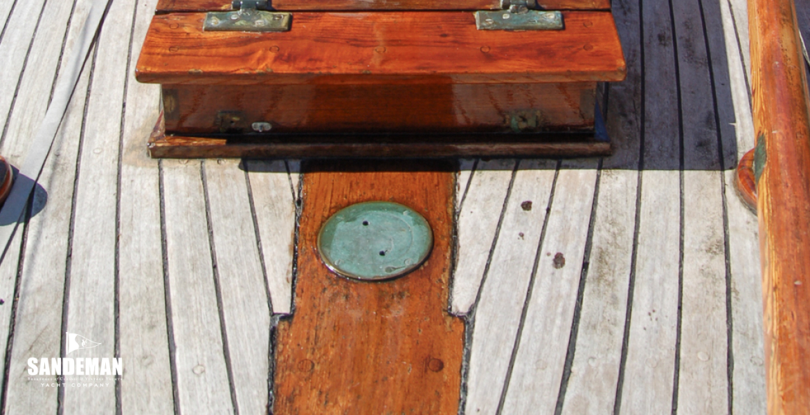 Foredeck view aft