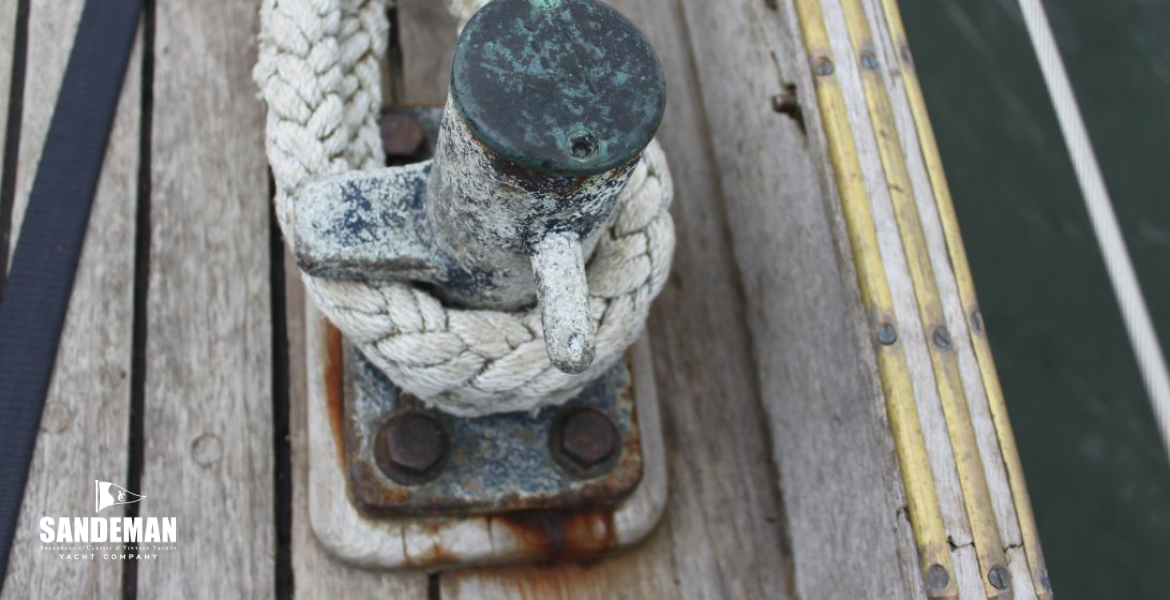Fwd mooring bollard
